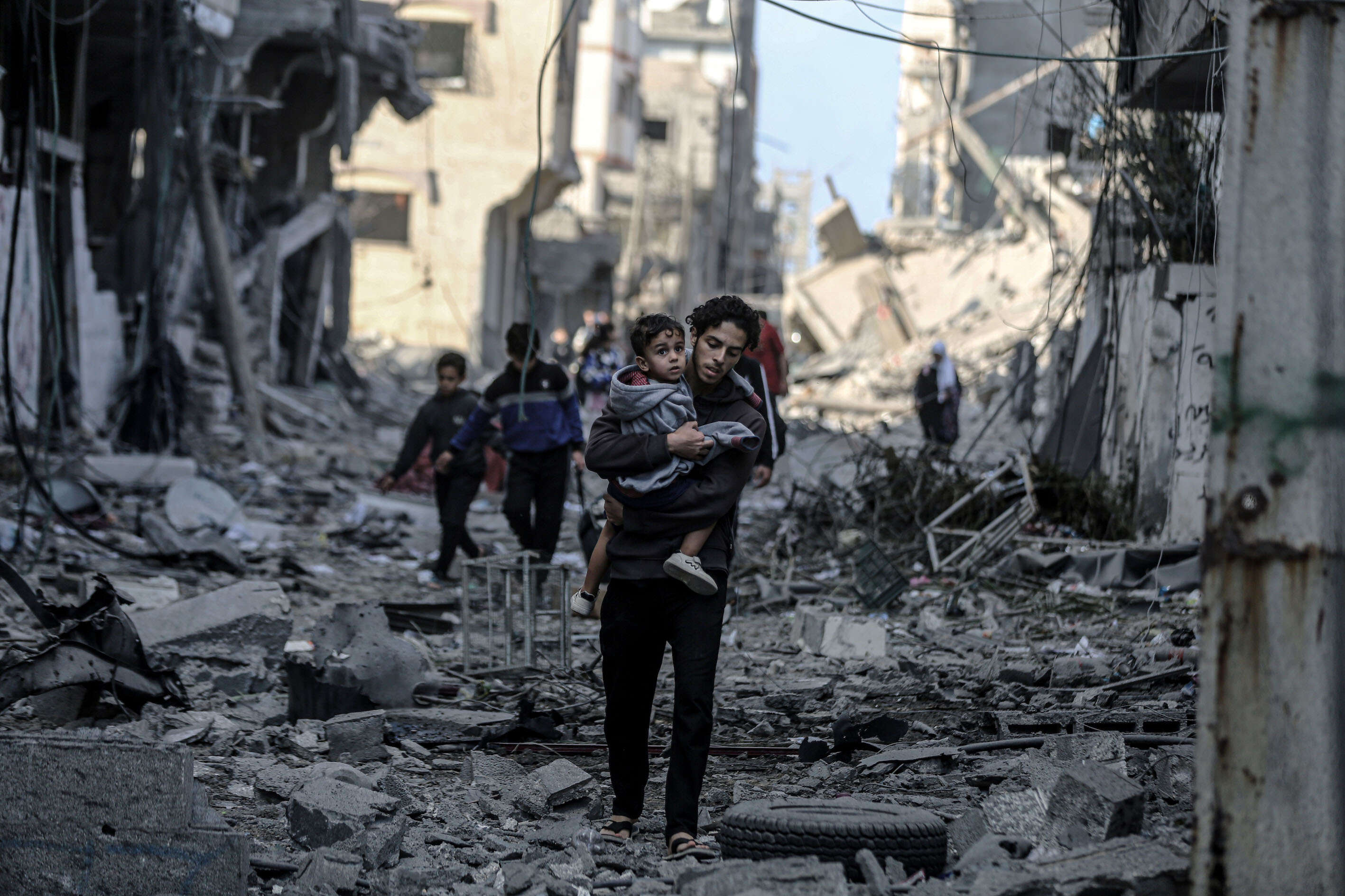 Palästinenser laufen in Gaza durch Trümmer und versuchen, sich während des Konflikts zwischen Israel und der Hamas in Sicherheit zu bringen.