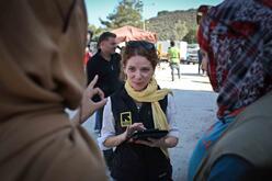 Jackie MacLeod aus dem IRC Emergency Team erfasst Daten zur Situation syrischer Flüchtlinge im Flüchtlingslager Moria auf der griechischen Insel Lesbos, Griechenland.