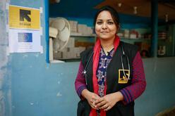 Eine Ärztin von IRC steht vor einer Klinik für Geflüchtete in Cox's Bazar in Bangladesch