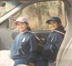 Alex und ihre Zwillingsschwester sitzen in einem Auto in Sonora, Mexiko.