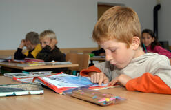 Junge in Bosnien liest in der Schule