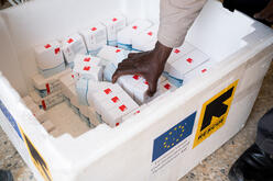 Medikamente werden in einer Klinik in Libyen ausgeladen 
