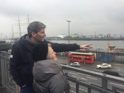 Ein Mann zeigt einer Rentnerin den Hamburger Hafen