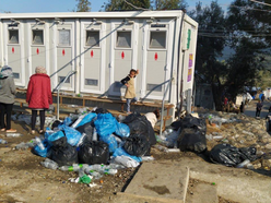 Müllberge vor den Toiletten des Aufnahmezentrums in Moria
