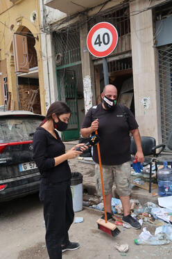 IRC Mitarbeiter Elias El Beam hilft nach der Explosion in Beirut. 