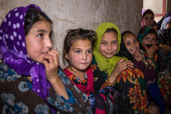 Eine Gruppe von Mädchen in Afghanistan sitzen und unterhalten sich