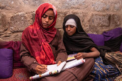 Zwei Mädchen im Jemen sitzen zusammen und lernen