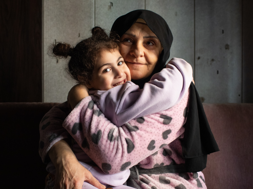 20. Januar 2023. Beirut, Libanon. Ala'a's 5-jährige Tochter Imane mit ihrer Großmutter, Mariam.