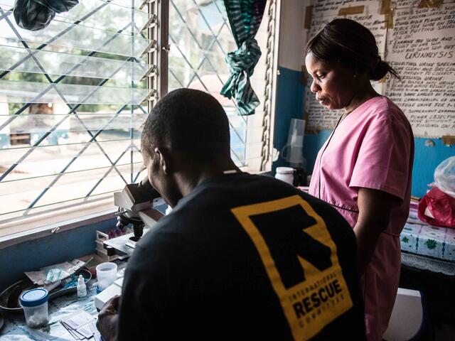 Laborhilfe Karboi Beyan bei der Arbeit in IRCs Konia Gesundheitszentrum in Liberia.