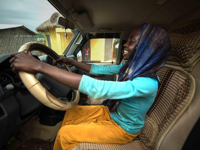 Eine Geflüchtete aus dem Südsudan fährt Auto in Äthiopien