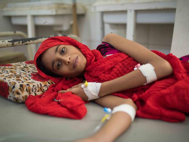 Aryam wird im von IRC unterstützten Krankenhaus Al Sadaqa in Aden, Jemen, wegen Cholera behandelt. 