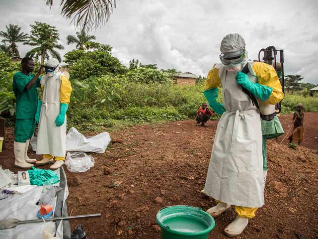 Im Einsatz gegen Ebola in Mabalako in der Demokratischen Republik Kongo, desinfizieren von IRC unterstützte medizinische Fachkräfte ihre Schutzausrüstung vor dem Case Du Salut Gesundheitszentrum.