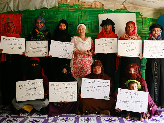 Razia und Frauen in ihrem Frauenzentrum halten Schilder in Bangladesch