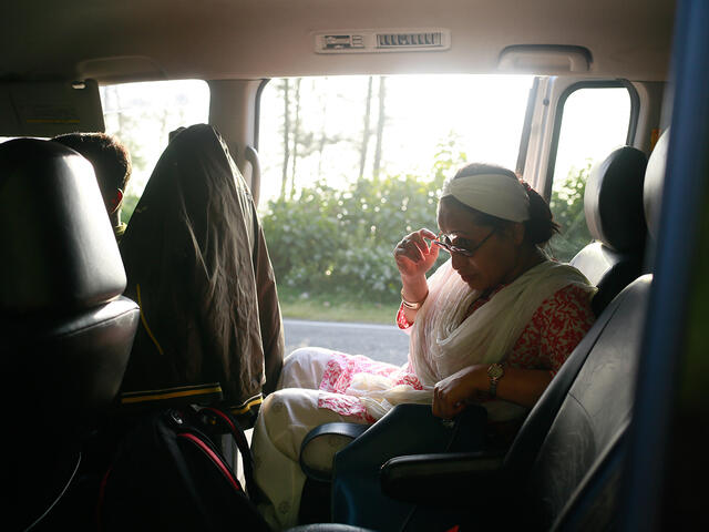 Razia sitzt in einem Auto in Bangladesh