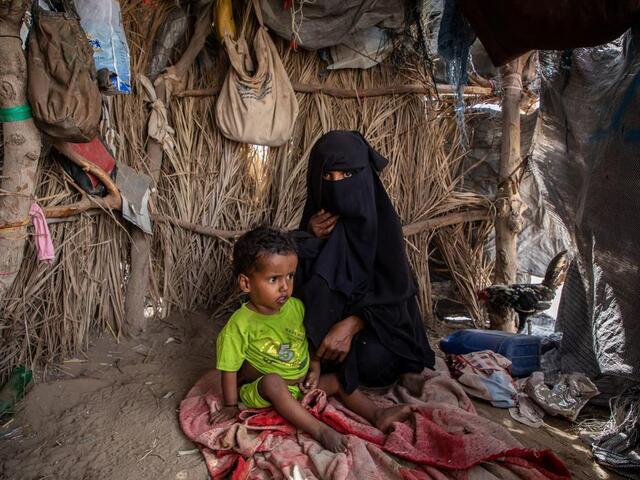 Mutter und Sohn in einer Notunterkunft in Aden, Jemen
