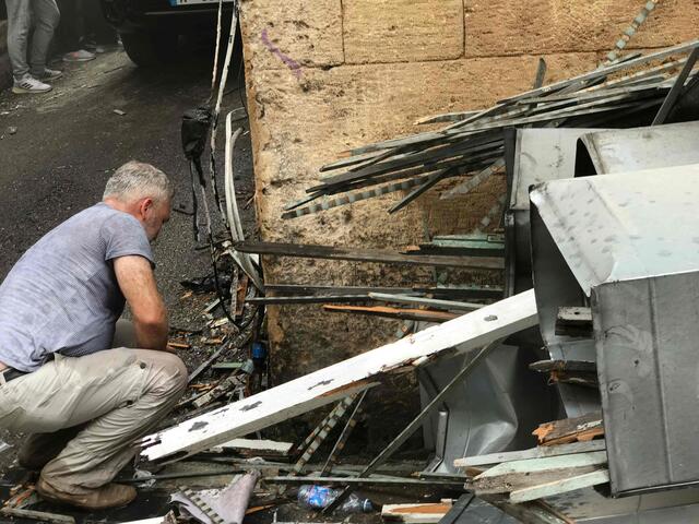 Ein Geschäftsinhaber kniet vor seinem zerstörten Gebäude in Beirut