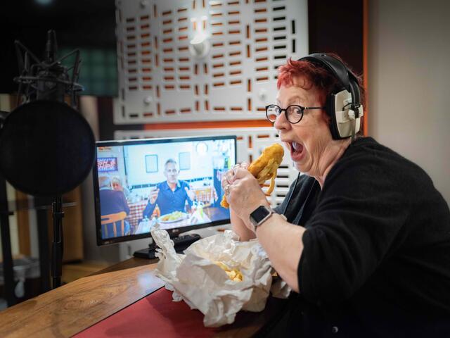 Jo Brand isst Fish and Chips im Aufnahmestudio