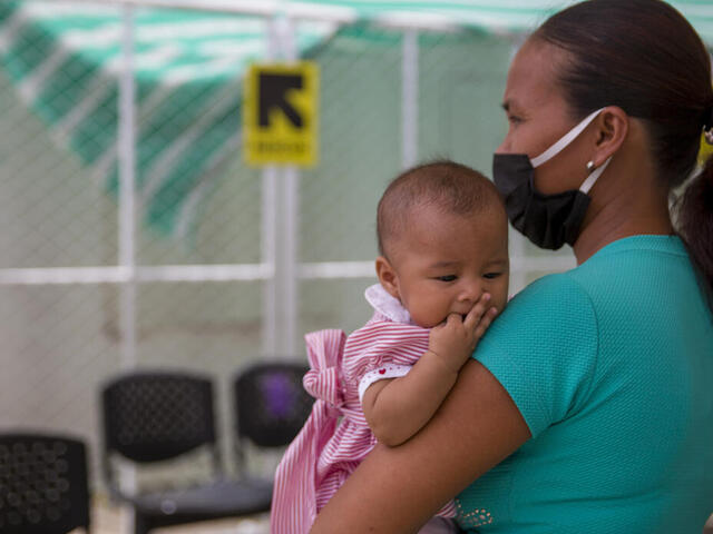 Eine kolumbianische Mutter hält ihr Kleinkind auf dem Arm