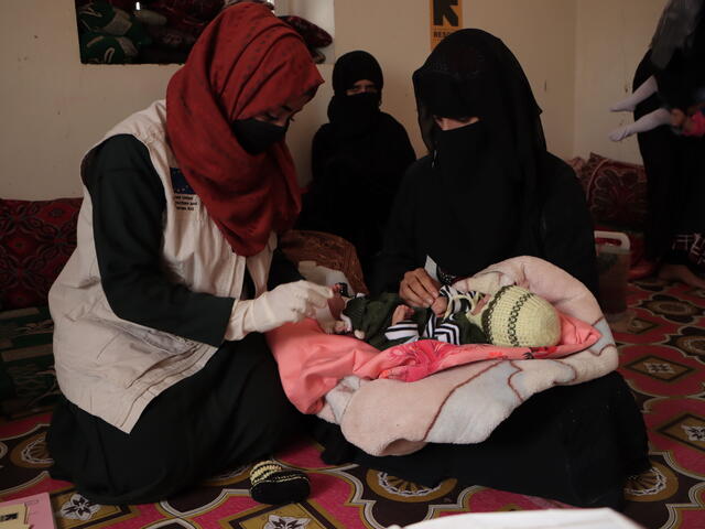 Dr. Bushra untersucht ein Baby einer Patientin