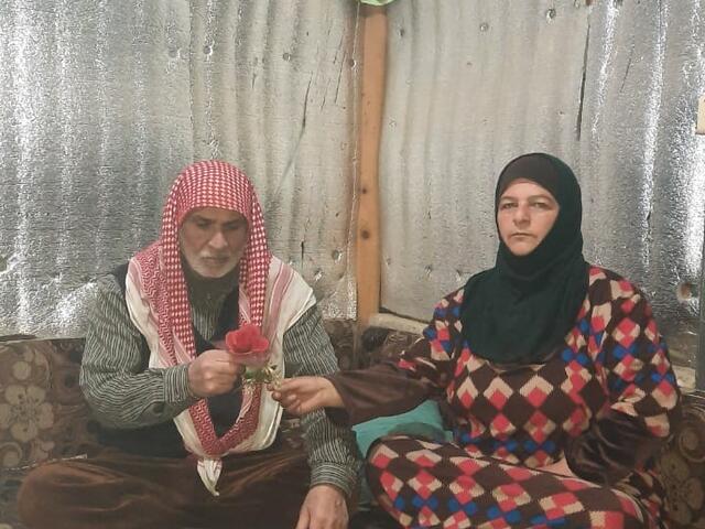 Mariam und ihr Mann sitzen in ihrem Zuhause in Libanon