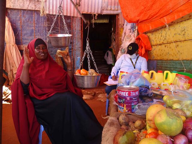 Eine Frau in Somalia sitzt in ihrem Lebensmittelgeschäft