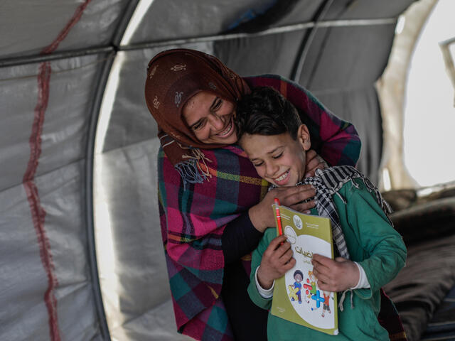 Omar 10 år i Syrien tillsammans med sin mamma