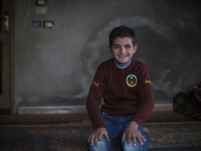 Ali sitzt in seinem Zuhause in Syrien