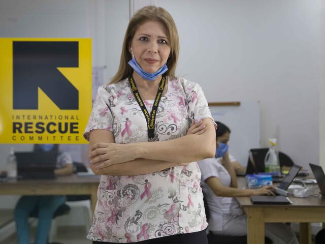 Dr. Edna Gomez steht vor einem IRC-Logoin der Klinik in Kolumbien