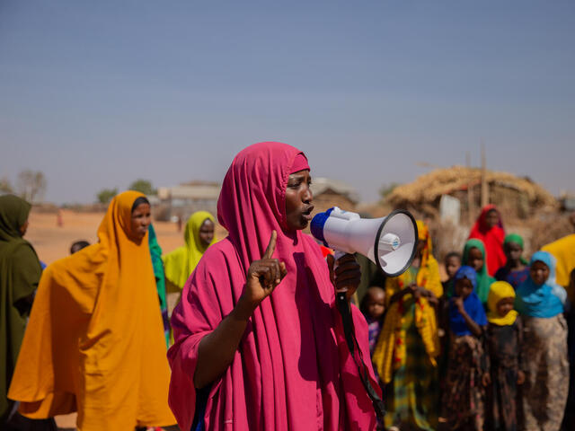 Somalische Geflüchtete halten Reden und setzen sich für Frauenrechte ein
