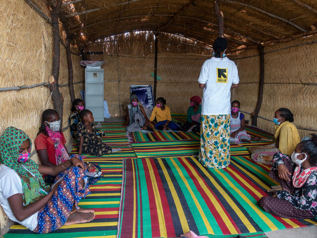 IRC's geschützer Raum der von der EU finanziert wird schafft Sicherheit für Frauen im Sudan/Tunaydbah camp