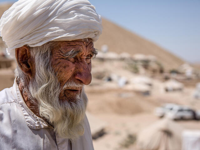 Ein Mann, dessen Familie in einem Behelfslager lebt, nachdem sie aus dem afghanischen Bezirk Abkamari vertrieben wurde  
