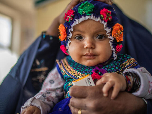 Ein Baby wird in Afghanistan von seiner Mutter gehalten.