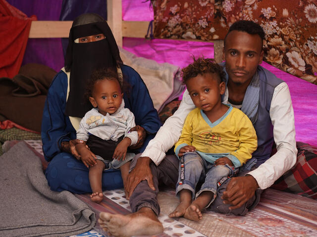 Das jemenitische Ehepaar Essam und Naziha mit ihren 2 Kindern in einem Geflüchtetenlager