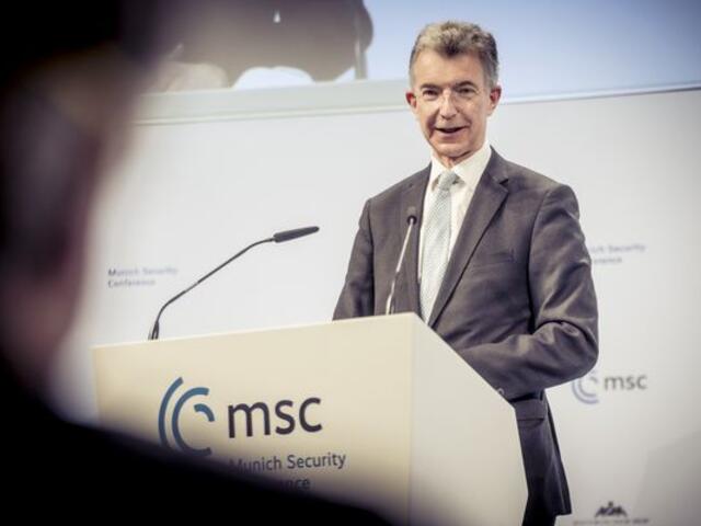 Botschafter Christoph Heusgen steht am Pult mit MSC Logo
