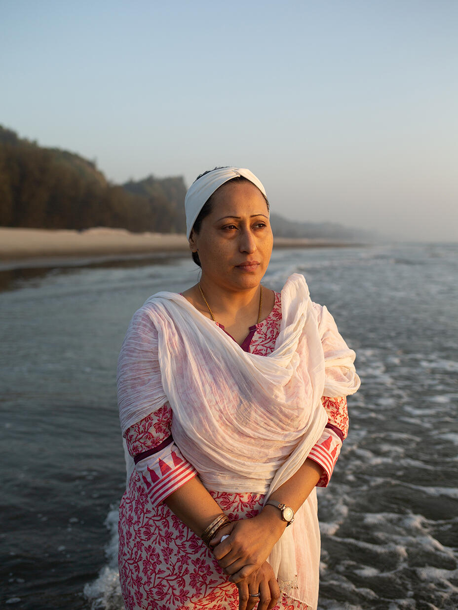 Razia spaziert am Meer in Bangladesch