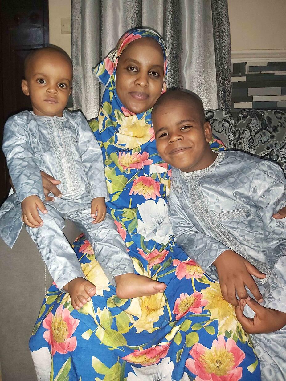 Nigerianische Ärztin mit ihren zwei Kindern.