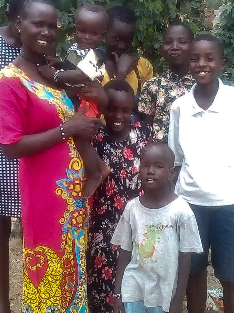 Mutter Florence Lokitoe aus Lodwar, Kenia, mit ihren Kindern 