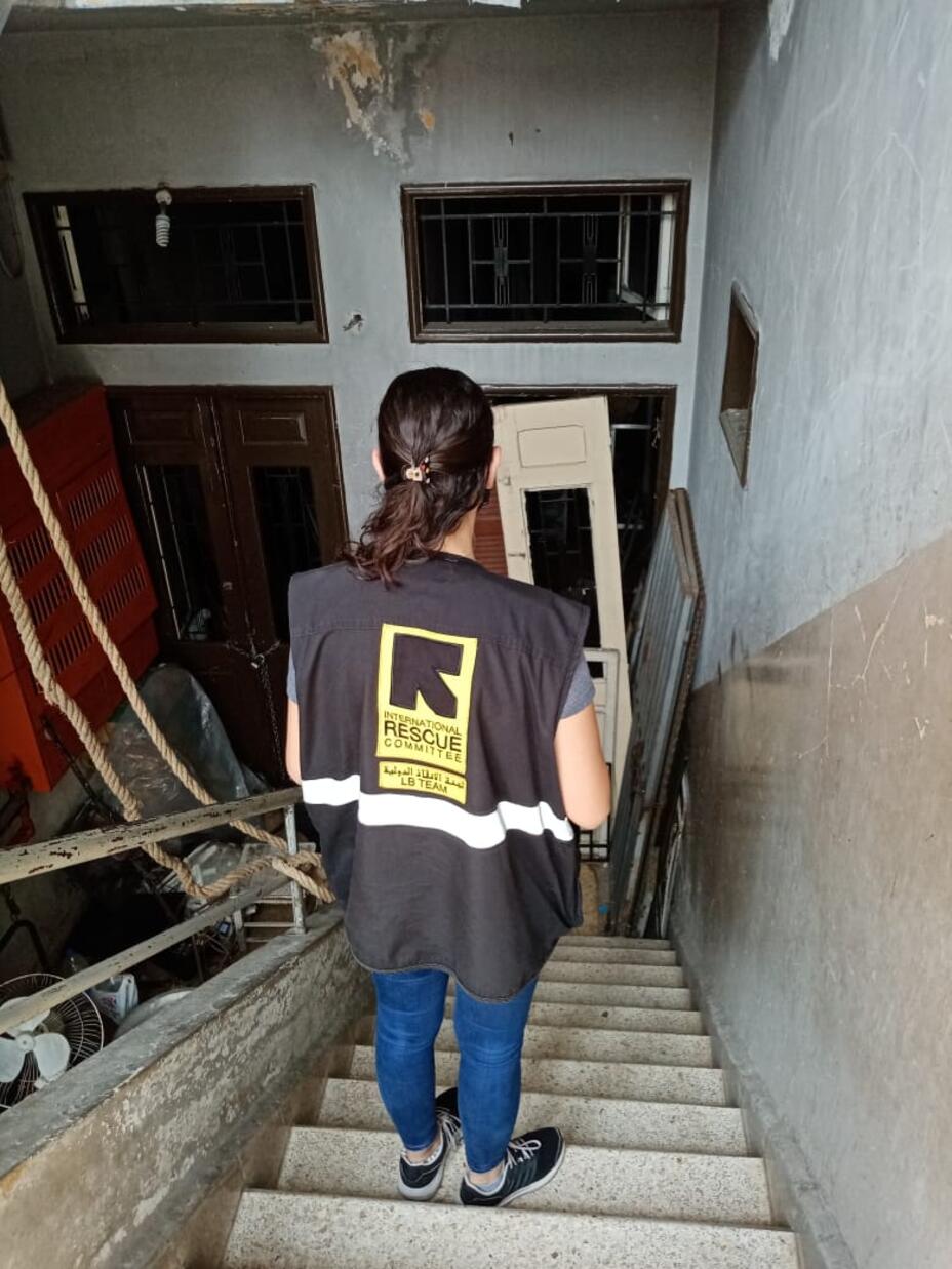 Eine IRC-Mitarbeiterin ist mit Assad in seiner zerstörten Wohnung.
