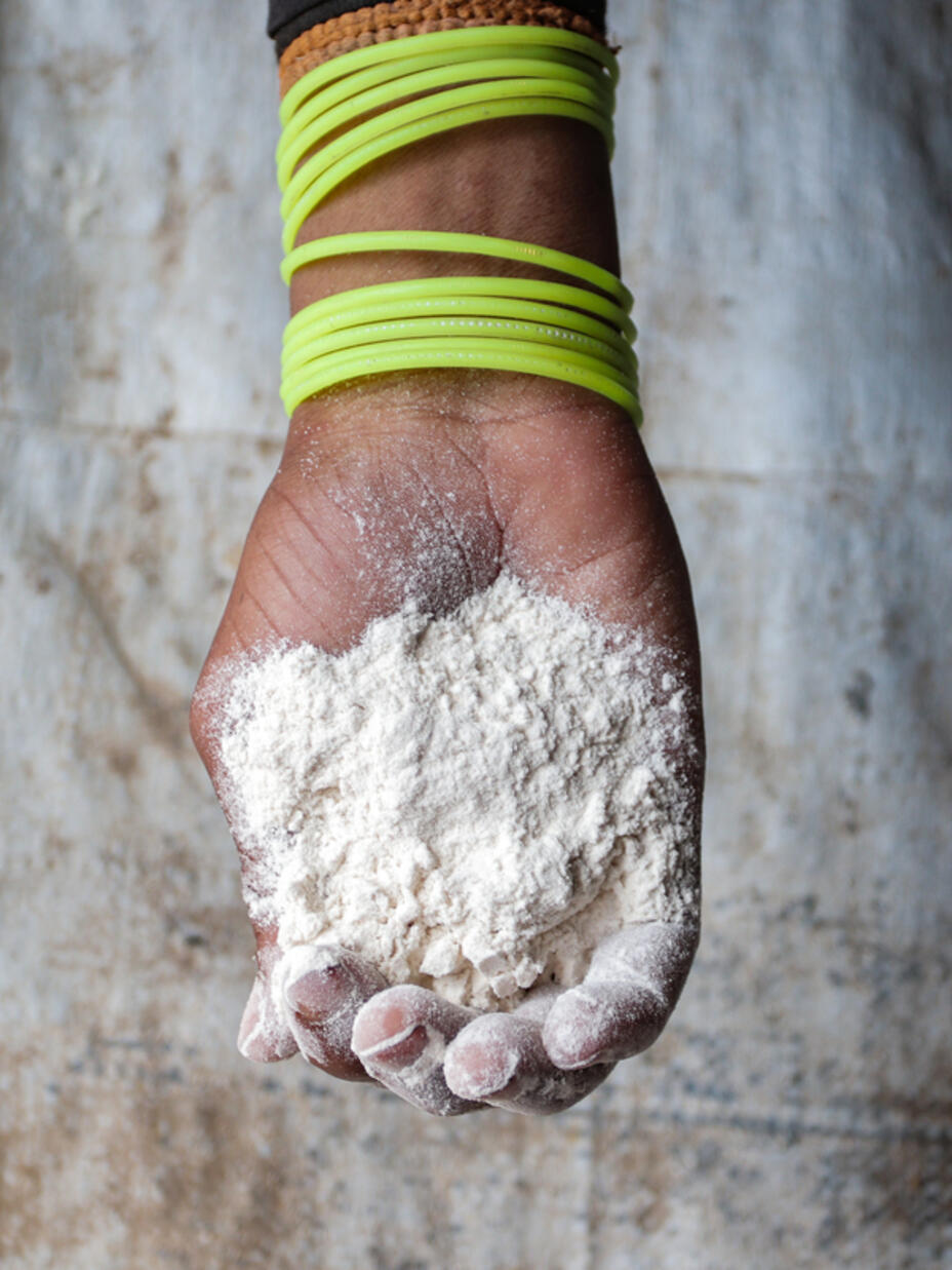 Foto von einer Hand, die Mehl hält