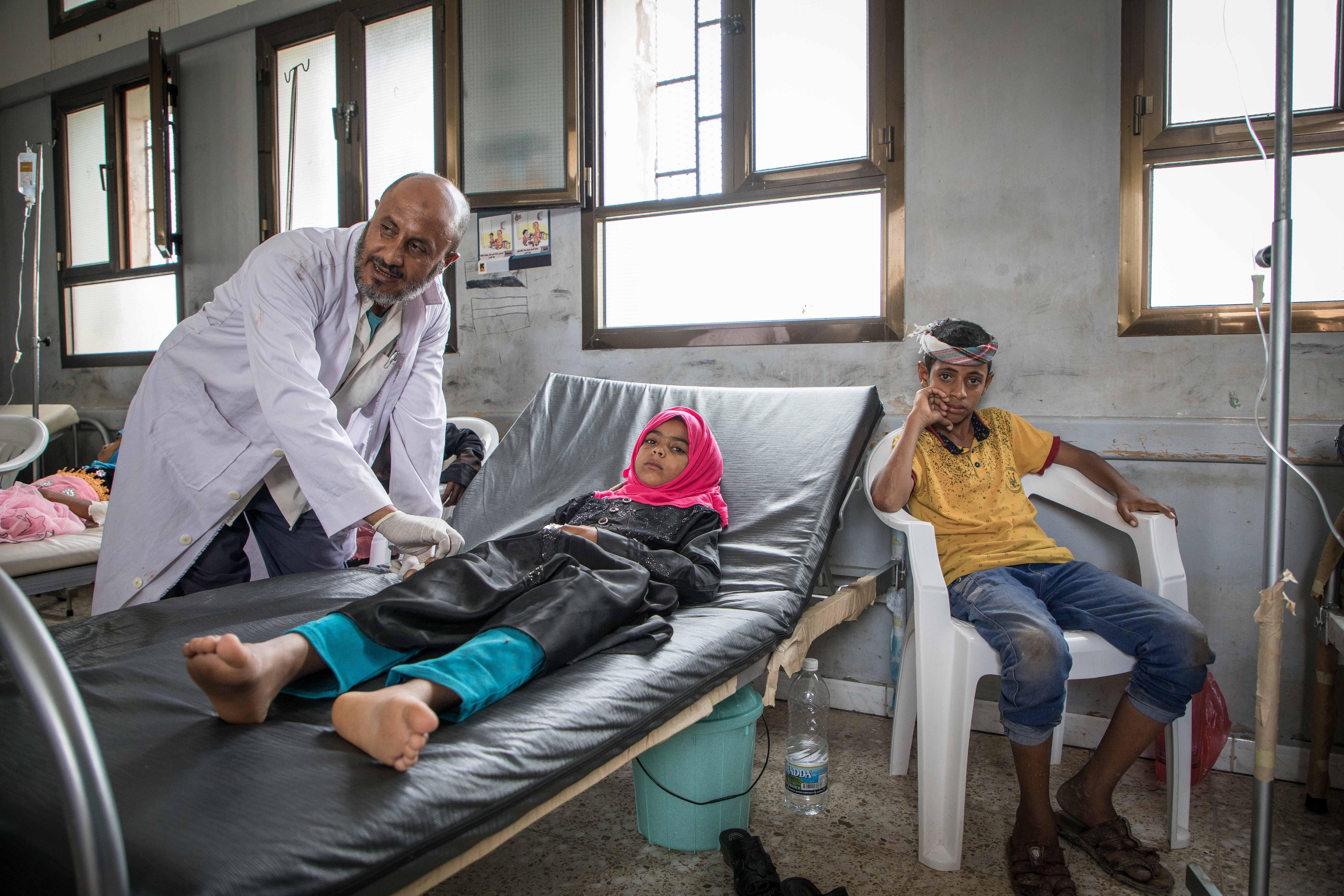 Ein Arzt in Jemen untersucht Betroffene des Cholera-Ausbruchs