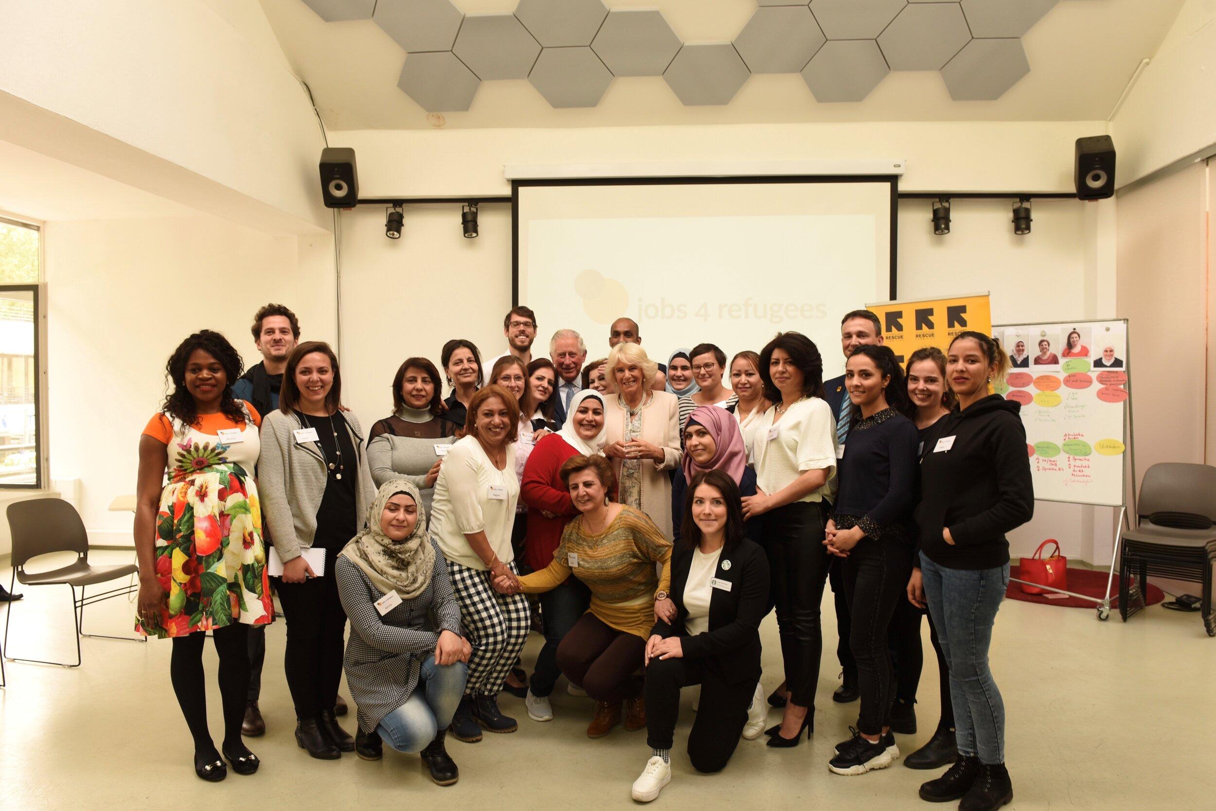 Eine große Gruppe, größtenteils Frauen machen ein Gruppenfoto
