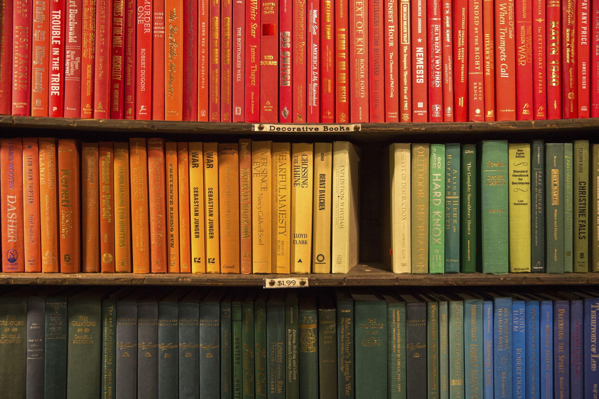Ein Bücherregal voller bunter Bücher