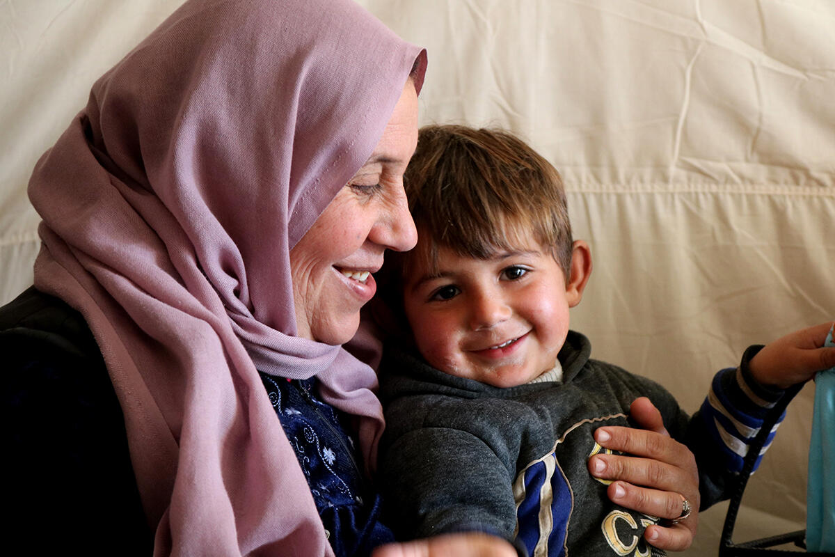 Mutter mit ihrem Sohn im Areesha Flüchtlingslager, Syrien