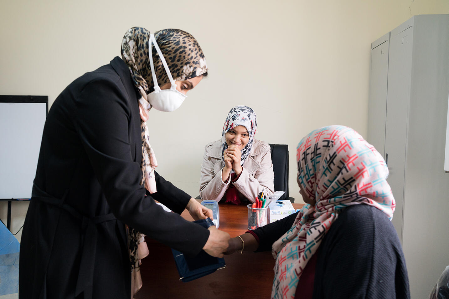 Ärztinnen mit Patientin in einer Klinik in Libyen 