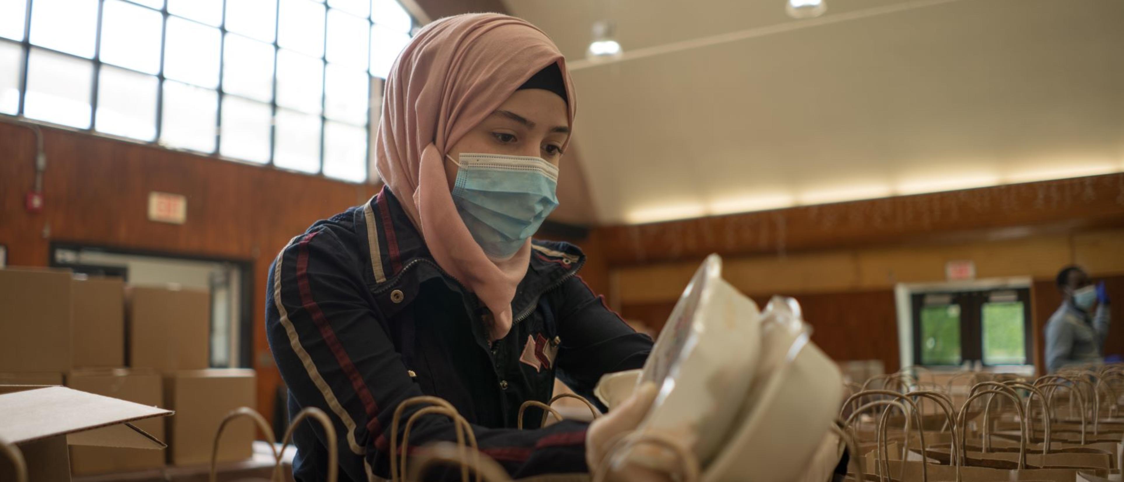 Rania verteilt während der Pandemie Essen