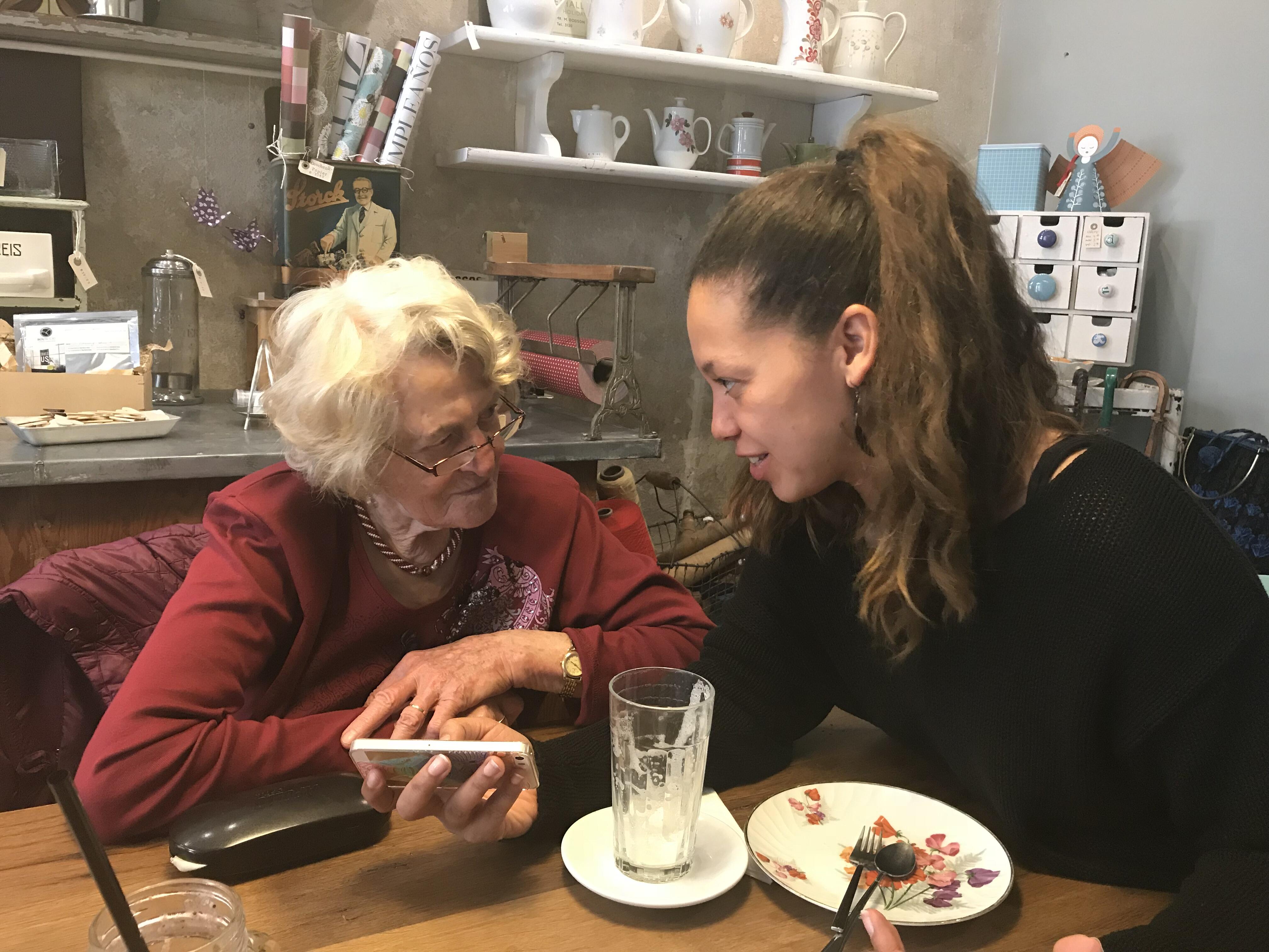 EIne Rentnerin berät eine Freundin in einem Café