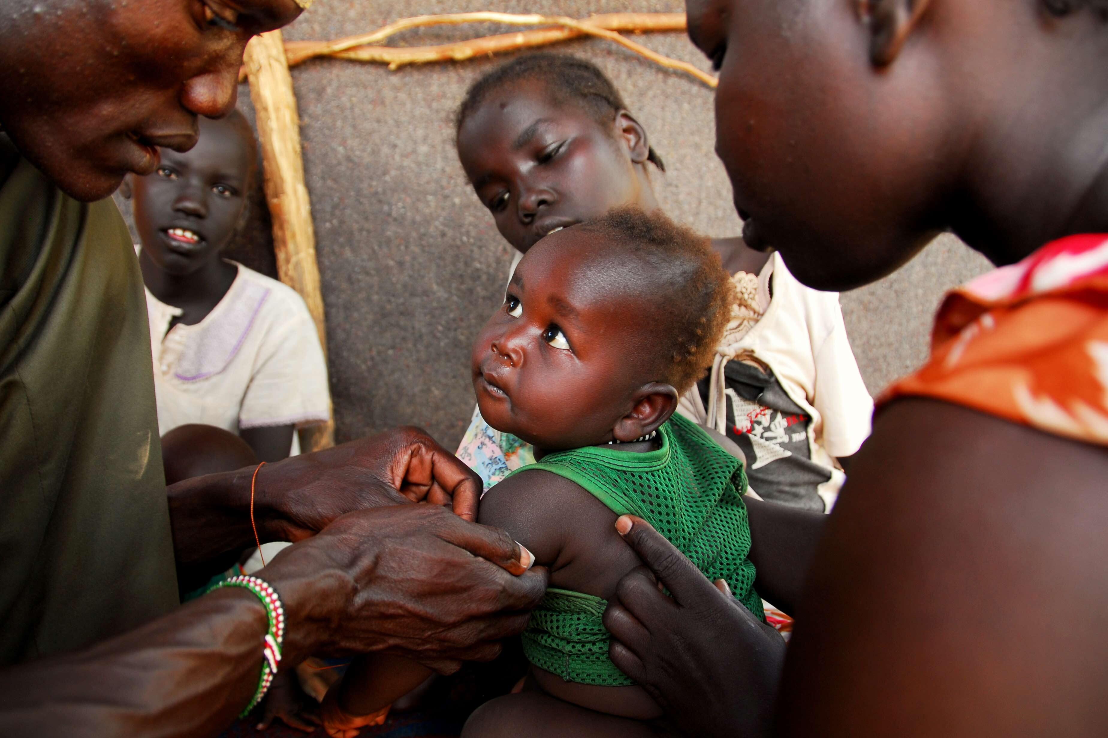 Ein IRC-Mitarbeiter misst den Armumfang eines Kleinkinds im kenianischen Flüchtlingslager Kakuma. 