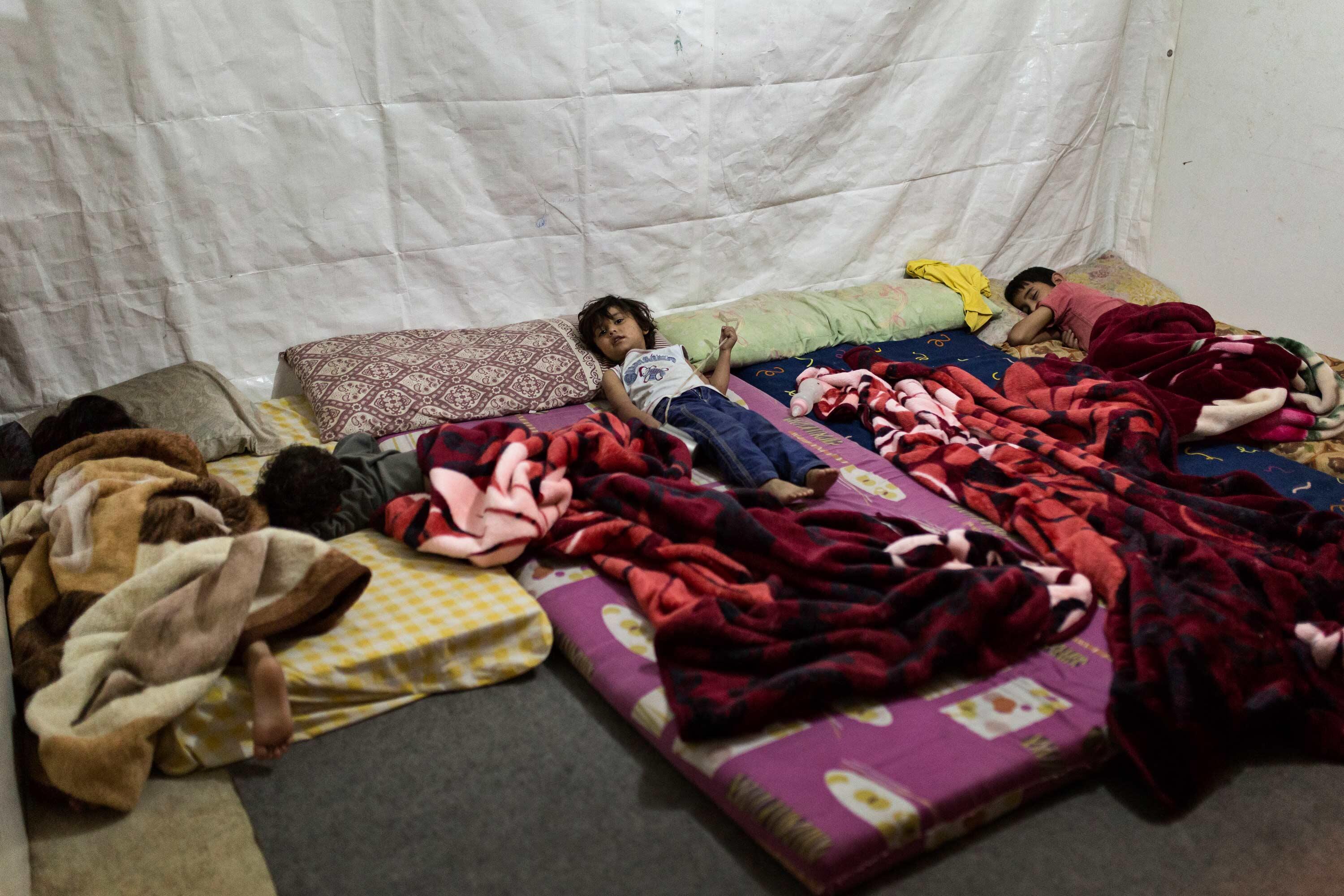 Kinder leben mit ihrer Familie in einem umfunktionierten Hühnerstall.