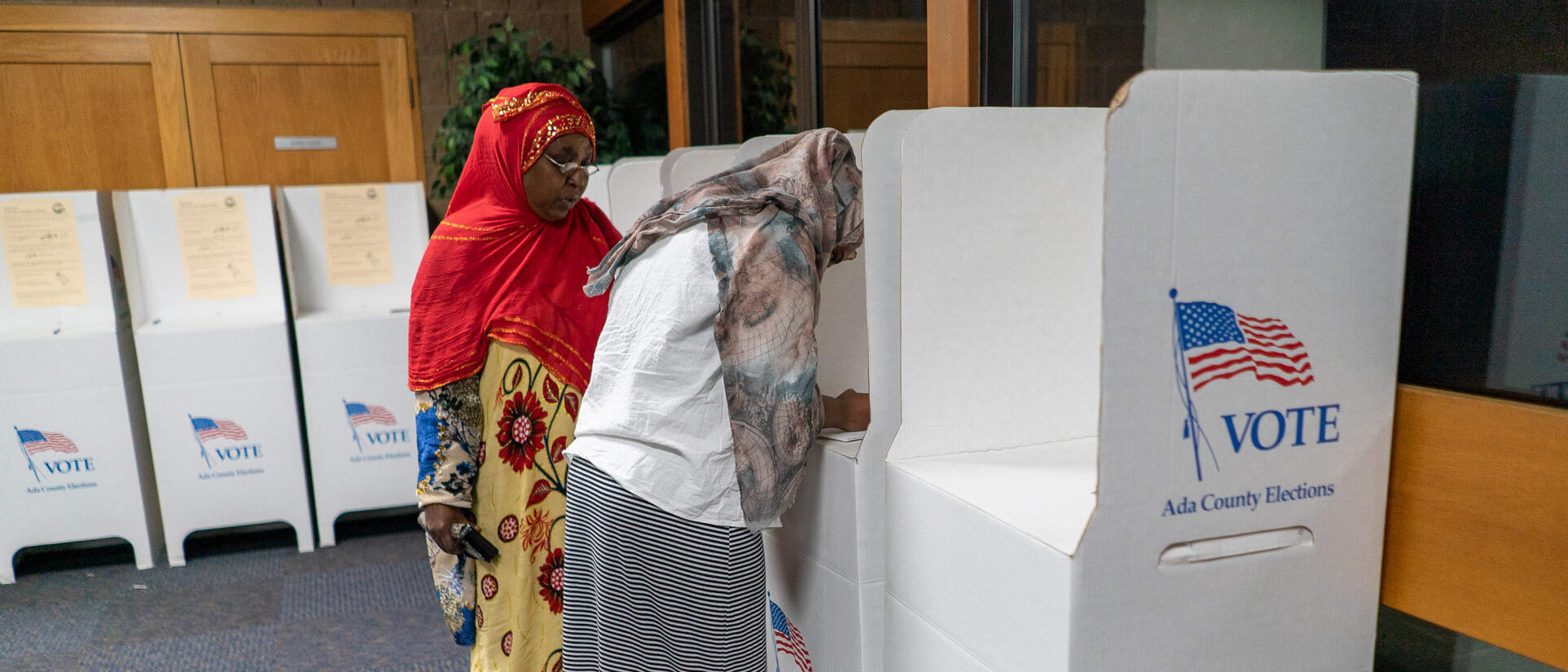 Zwei Frauen an der Wahlurne 