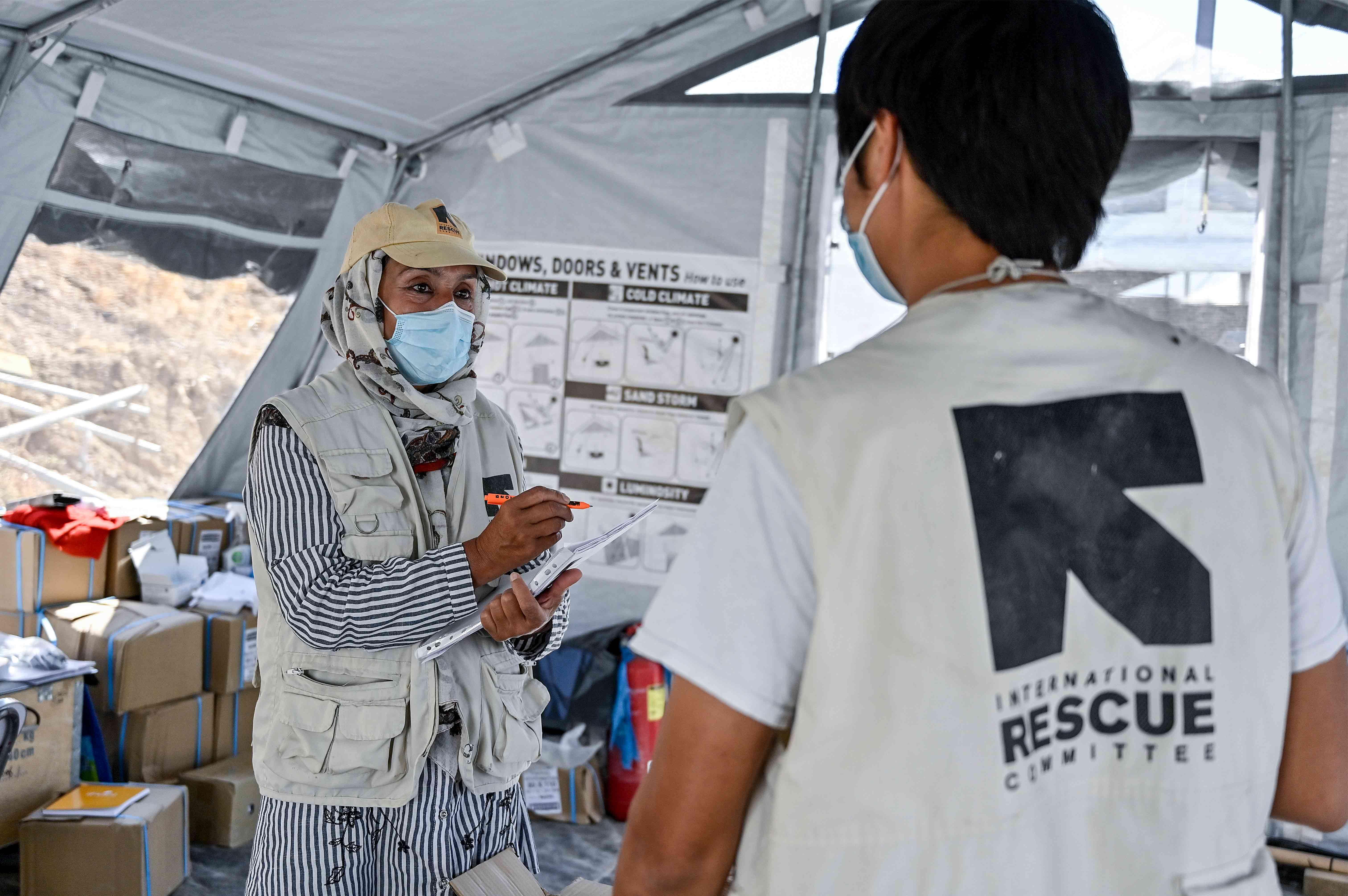 Rahima redet mit einem IRC-Mitarbeiter im Camp Moria.